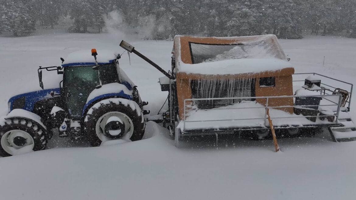 YOĞUN KAR YAĞIŞINDA TRAKTÖRLE KAMP YOĞUN KAR YAĞIŞINDA TRAKTÖRLE KAMP
