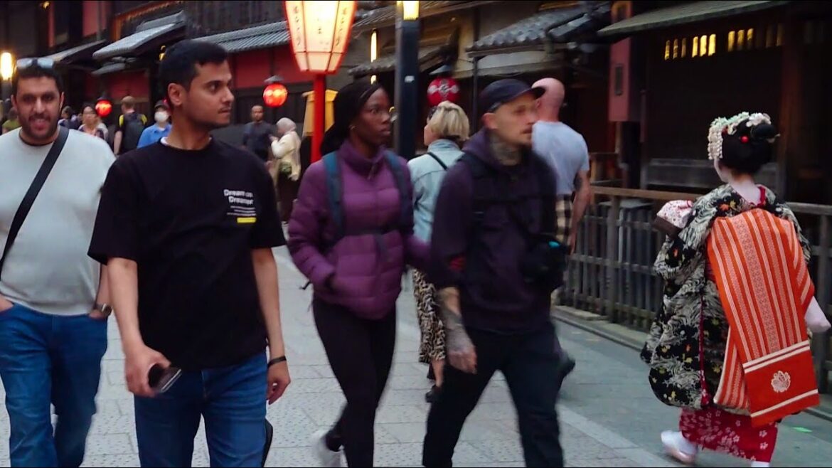 秋の京都!外国人観光客でにぎわう夕暮れ~夜の祇園花見小路と美しい舞妓さんたちのあいさつ回りに感動!海外の反応 秋の京都!外国人観光客でにぎわう夕暮れ~夜の祇園花見小路と美しい舞妓さんたちのあいさつ回りに感動!海外の反応