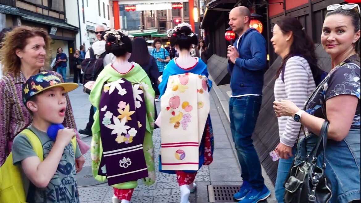 京都祇園、外国人観光客でにぎわうみやびな花見小路と美しい舞妓さんたちのあいさつ回りに感動！海外の反応