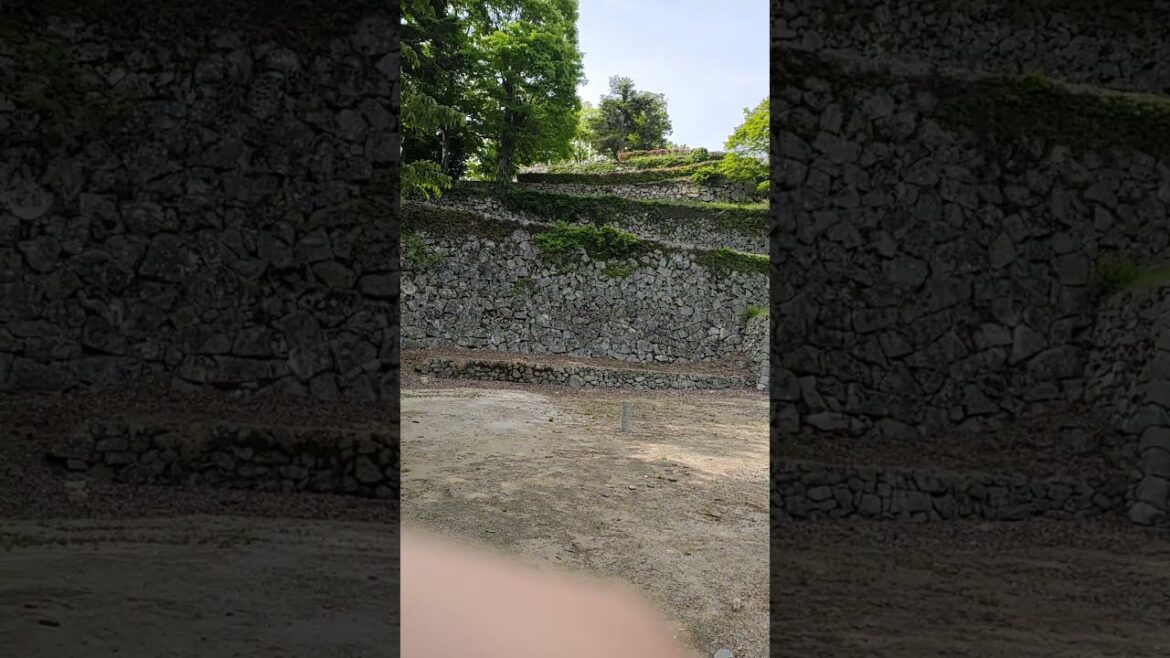 備中松山城の石垣どんだけｗｗ　　How big is the stone wall of Bitchu Matsuyama Castle?