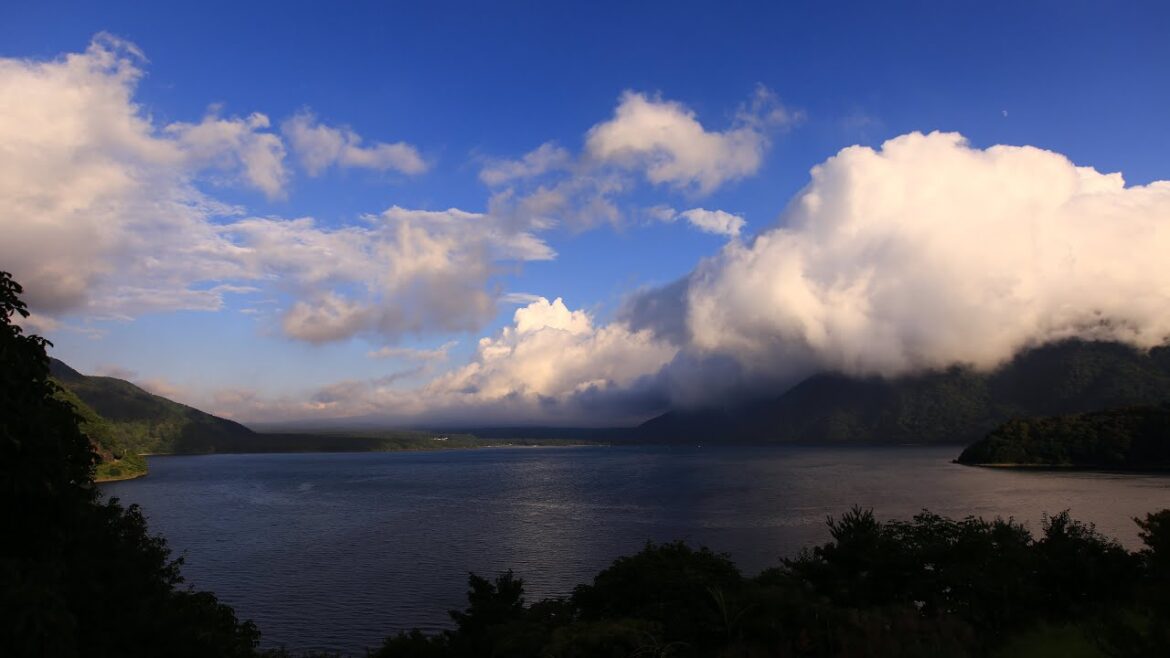 「Japan 1minute Travel」富士山と本栖湖(Mt.FUJI and Lake Motosu-ko)雲が途切れることなく山肌を這い、空高くモクモクと成長する様子は自然の脅威を感じます。 「Japan 1minute Travel」富士山と本栖湖(Mt.FUJI and Lake Motosu-ko)雲が途切れることなく山肌を這い、空高くモクモクと成長する様子は自然の脅威を感じます。