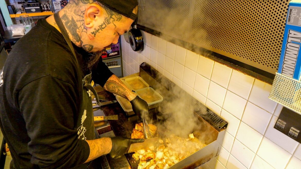 全身に刺青!イカした大将が作る絶品大阪ストリートフードに密着 | Osaka STREET FOOD TACOS 全身に刺青!イカした大将が作る絶品大阪ストリートフードに密着 | Osaka STREET FOOD TACOS