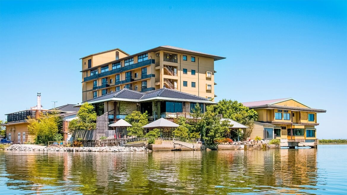 Japan’s Little-Known Onsen Ryokan That Seems to Float on the Lake | Hawai Onsen Sennentei Japan's Little-Known Onsen Ryokan That Seems to Float on the Lake | Hawai Onsen Sennentei