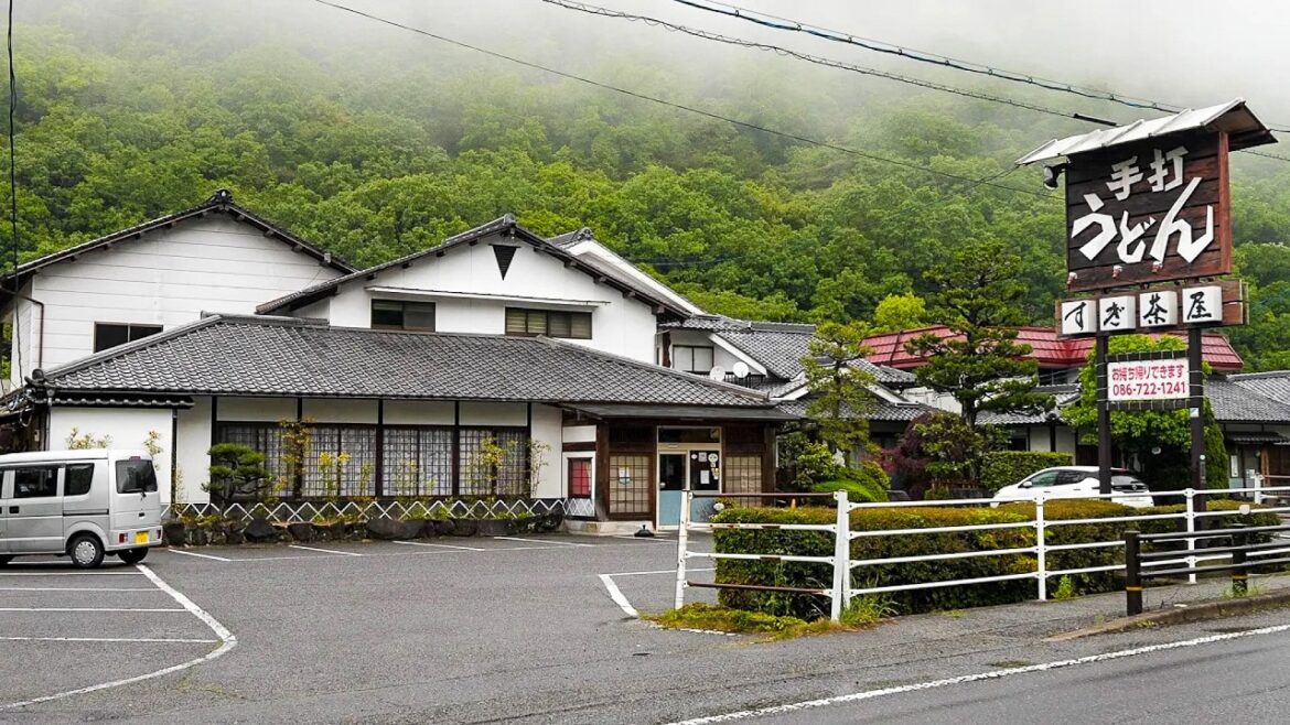 山奥ロードサイドの爆売れうどん屋!常連殺到の忙しすぎる昼営業。。 山奥ロードサイドの爆売れうどん屋!常連殺到の忙しすぎる昼営業。。