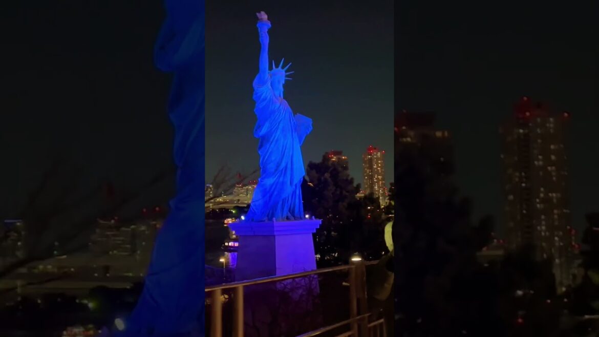 Statue of liberty moving?! In Japan 🇯🇵 #shorts #odaiba #Travel #tokyo
