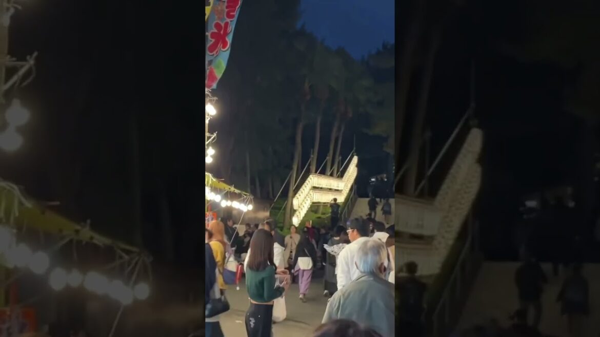 【初詣】②Hatsumode is the first visit to a shrine of the New Year in Japan(日本では年始に参拝します)