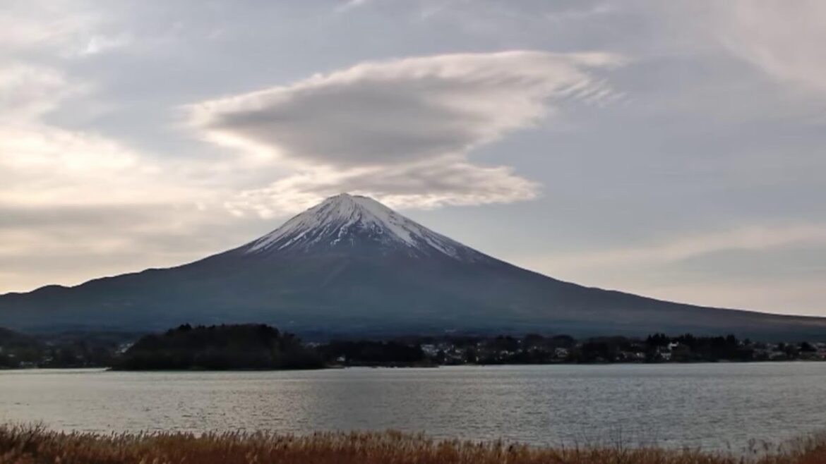 Japan: Mount Fuji - live Cam from Lake🔴
