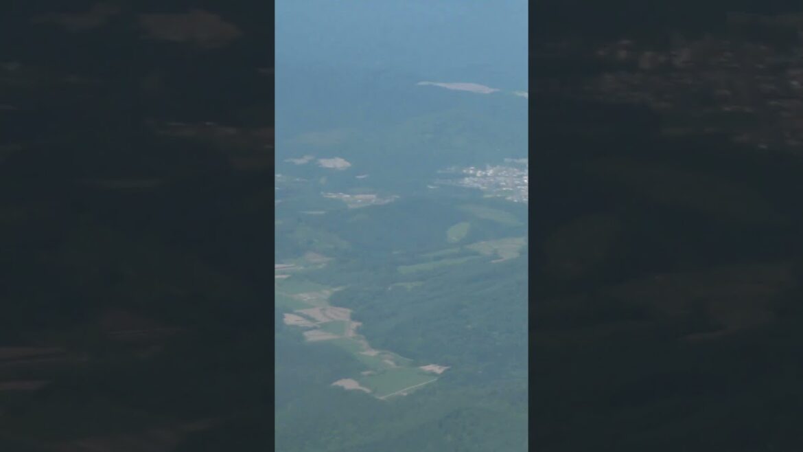 夏の夕張山地 空知川に架かる「星の降る里大橋」をズームで見るAIRDO-B767機内窓からの景色