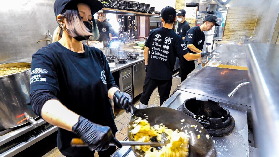 岡山)高速チャーハン鍋振りお姉さんが躍動!働く男達の胃袋を掴むニンニクたっぷりラーメンが感動的な旨さだった。。 岡山)高速チャーハン鍋振りお姉さんが躍動!働く男達の胃袋を掴むニンニクたっぷりラーメンが感動的な旨さだった。。