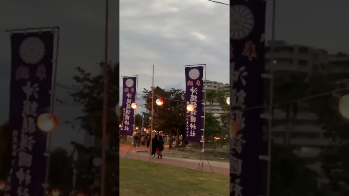 【初詣】①Hatsumode is the first visit to a shrine of the New Year in Japan(日本では年始に参拝します)