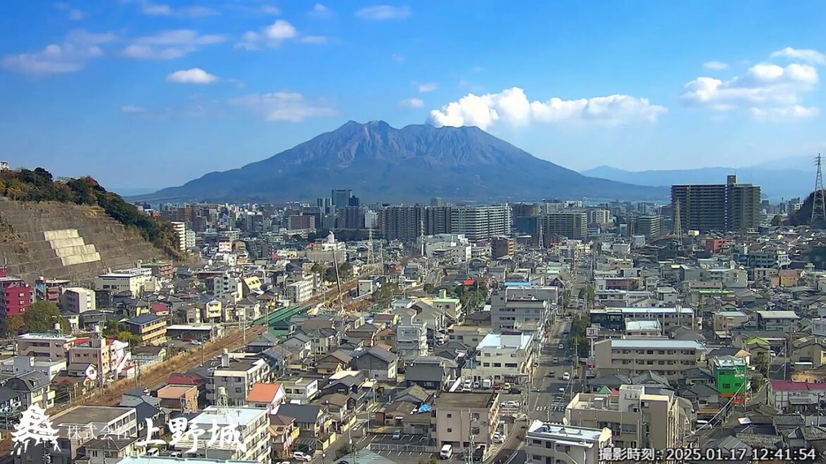 【LIVE】上野城ライブカメラ 桜島と鹿児島市内  /  Sakurajima and Kagoshima city in Japan.  /  Vulcão com câmera ao vivo