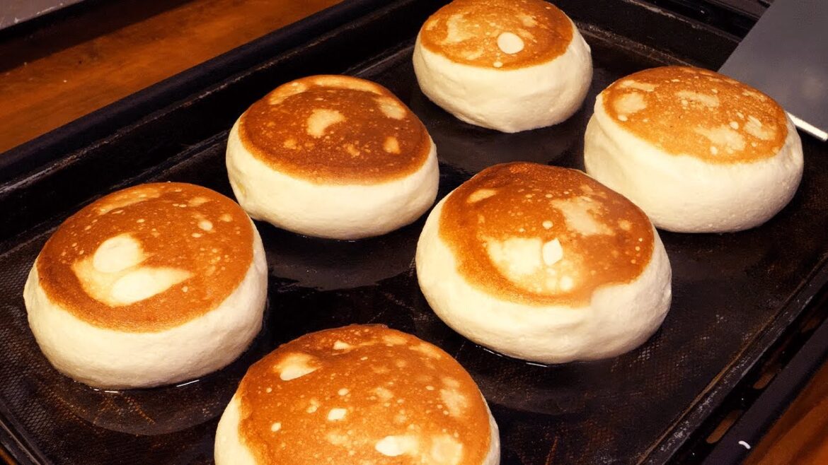 Look at how thick the pancake is!!!! Japanese souffle pancake - Korean street food / 서울카페 커피스터프