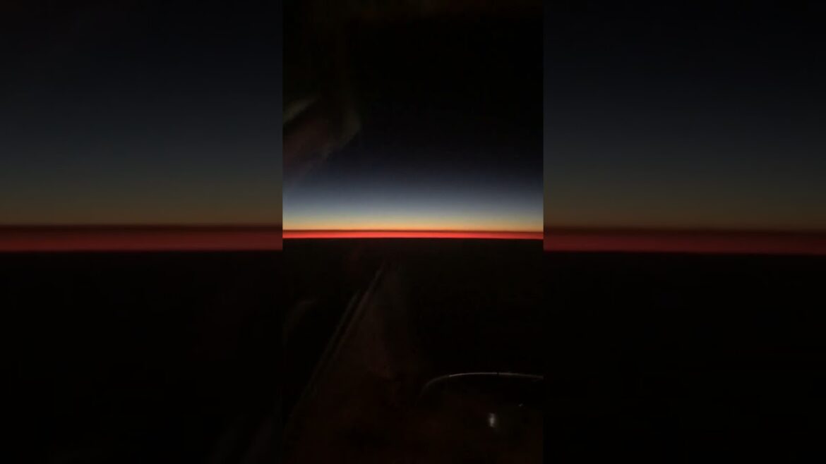 Cantik Ya? Cakrawala Dini Hari di Penerbangan Menuju Narita, Tokyo 🌄✈️