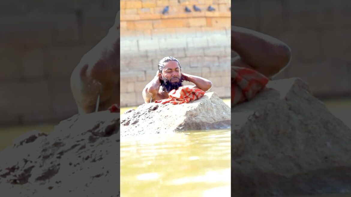 This is not an ice bath. This is the naked bath 😜. #gadisarlake #rajasthan