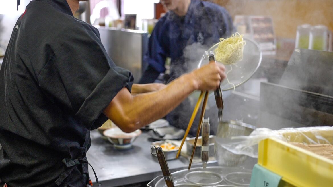 1953年創業｢とんこつ発祥の地｣で屋台から生まれた｢呼び戻し｣製法！70年続く久留米ラーメンの名店 Japan Fukuoka Tonkotsu Pork bone Ramen Restaurant