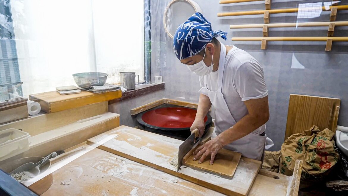 寡黙なそば大将がワンオペ厨房ぶん回し!東京世田谷で大人気の蕎麦屋の昼営業。 寡黙なそば大将がワンオペ厨房ぶん回し!東京世田谷で大人気の蕎麦屋の昼営業。