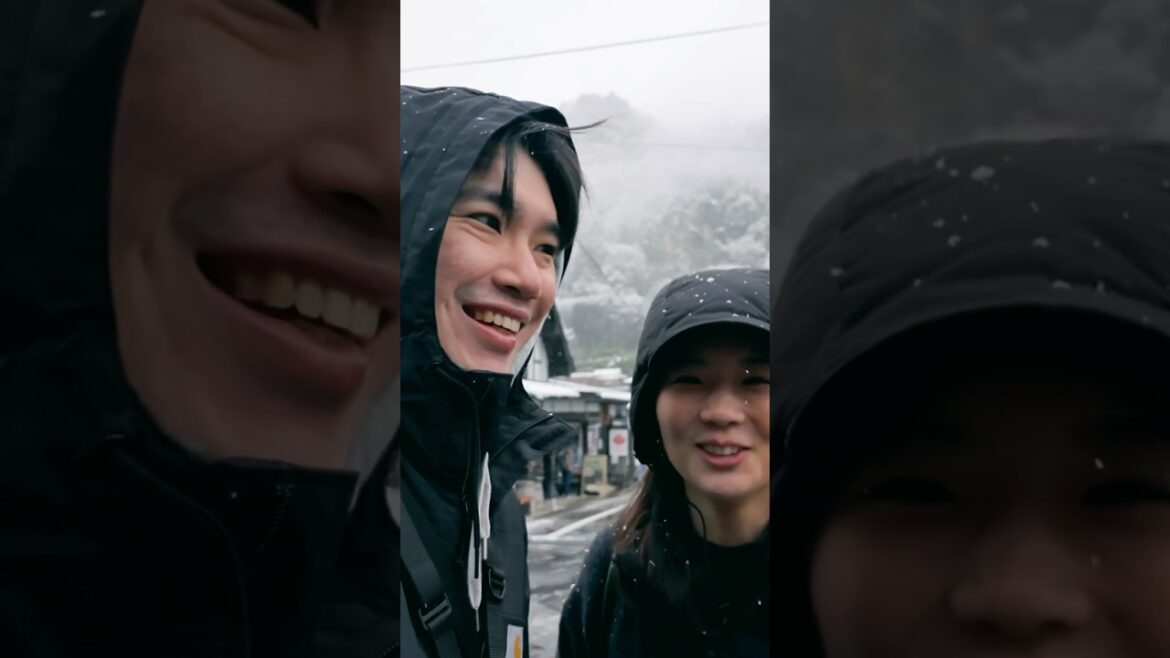 雪落紛飛映古松，中庭白絮覆青鐘，山間靜謐添詩意，寺影朦朧入夢中。by ChatGPT #山形 #山寺 #yamagata