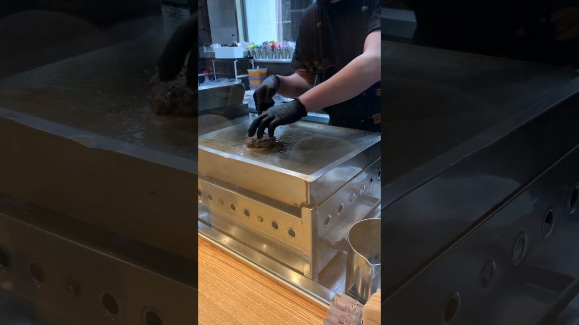 Americans Rejoice! – Burger Revolution #fusion #japanesegourmet #wagyu #burger #japan #trending Americans Rejoice! - Burger Revolution #fusion #japanesegourmet #wagyu #burger #japan #trending