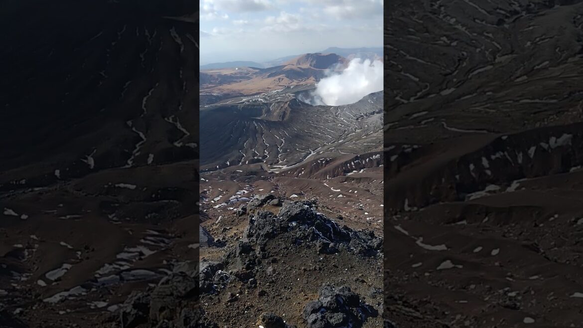 阿蘇山の噴煙が爆風に舞い上がる！強烈寒波の中、中岳稜線上から撮影 #nature #travel  #登山