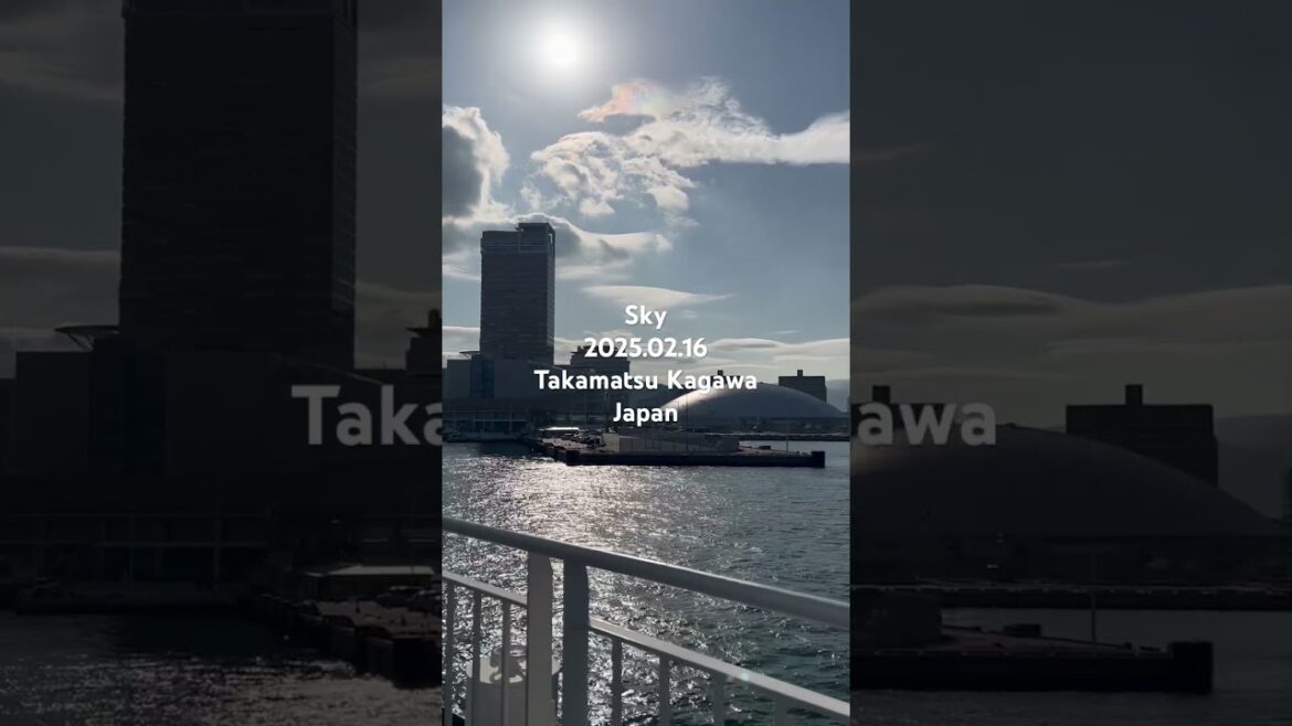 Sky 2025.02.16日本香川県高松市的天空#4，Takamatsu Kagawa, Japan 。拍攝地點：高松港附近渡輪上，遠處是香川巨蛋/ あなぶきアリーナ香川