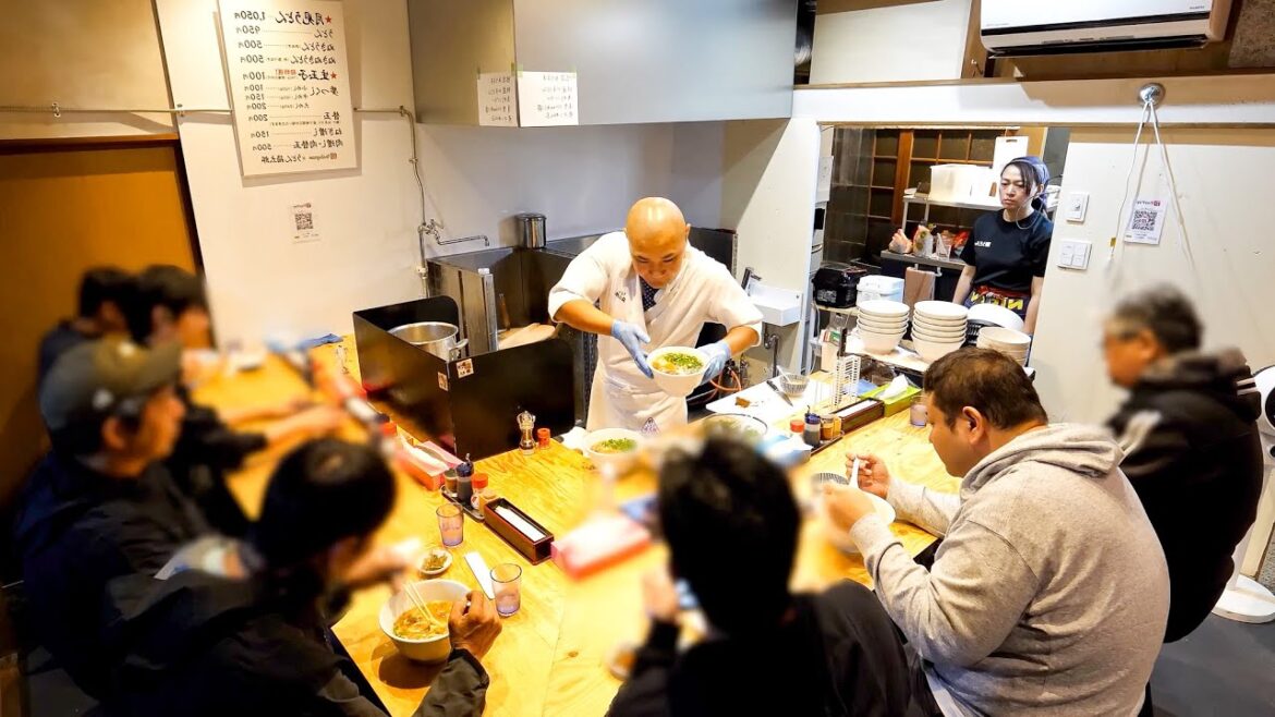 客席を沸かすイカした店主に密着！朝７時開店→即満席の肉うどんが最強すぎた。
