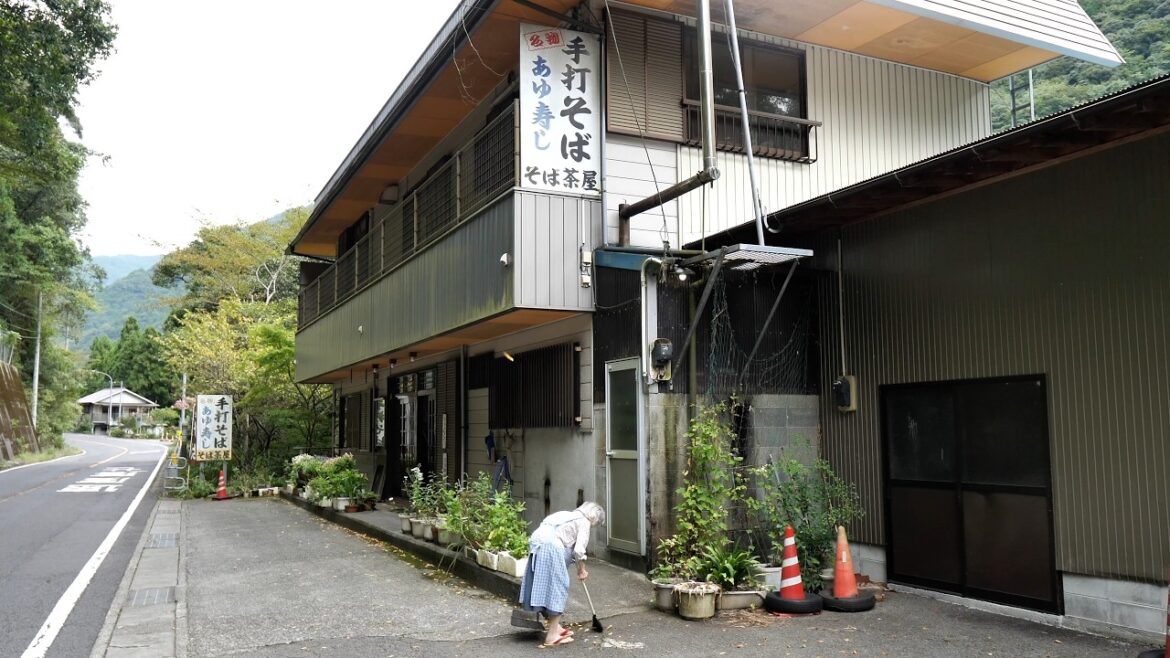 田舎にポツンと97歳のスーパーお婆ちゃんが年中無休で営む食堂に密着! 田舎にポツンと97歳のスーパーお婆ちゃんが年中無休で営む食堂に密着!