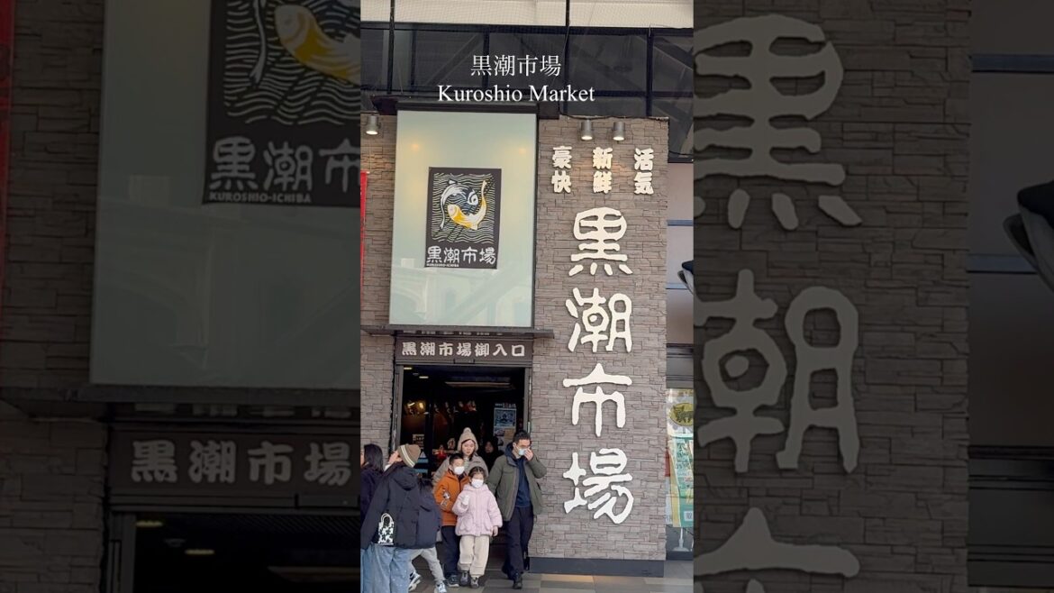 Tuna cutting show at Kuroshio Market/黒潮市場のマグロ解体ショー#japan #wakayama #shorts