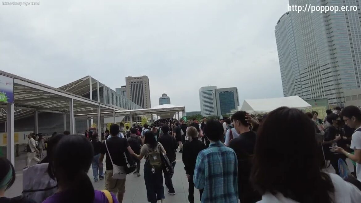 people moving to different hall,Tokyo Game Show 2024-Chiba,Japan