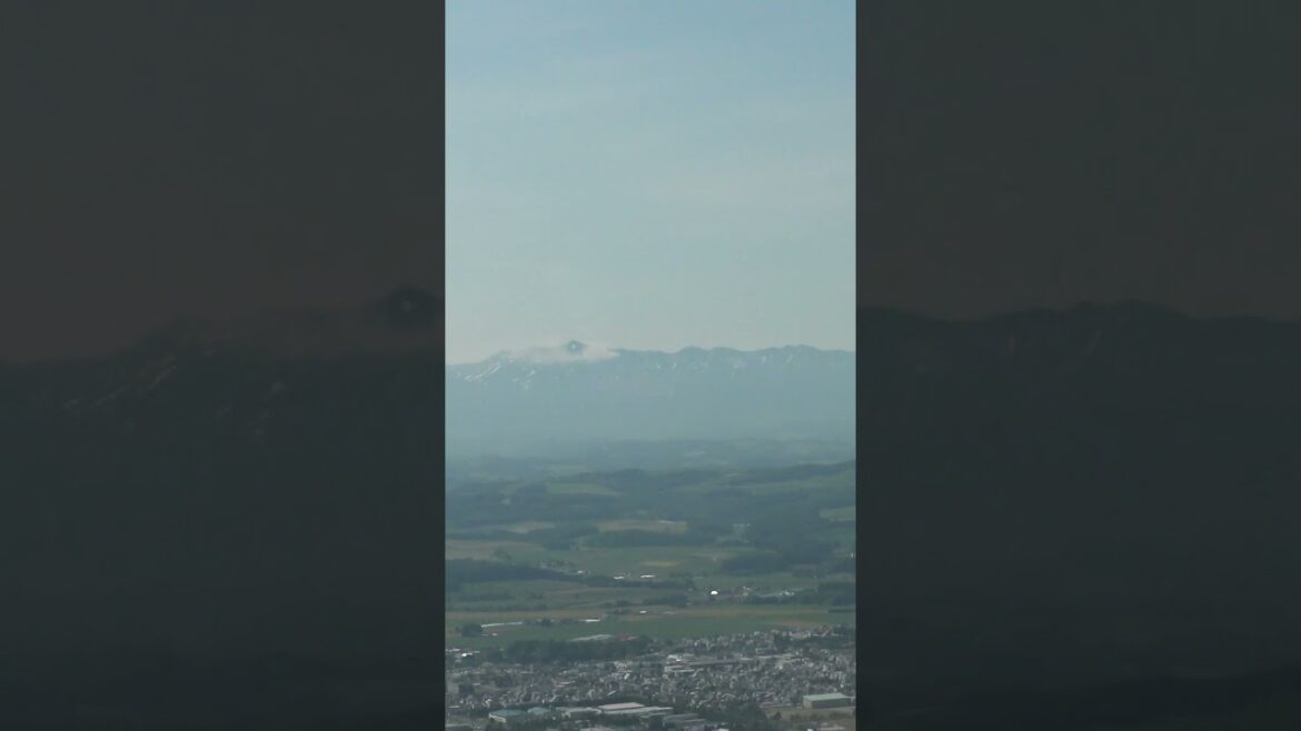 夏の北海道 大雪山系と十勝岳連峰の両方を見渡せる旭川空港着陸前のAIRDO-B767機内窓からの景色