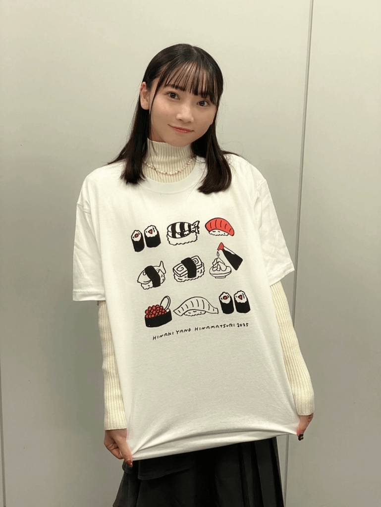 Yano Hinaki Modeling Her Live Merch