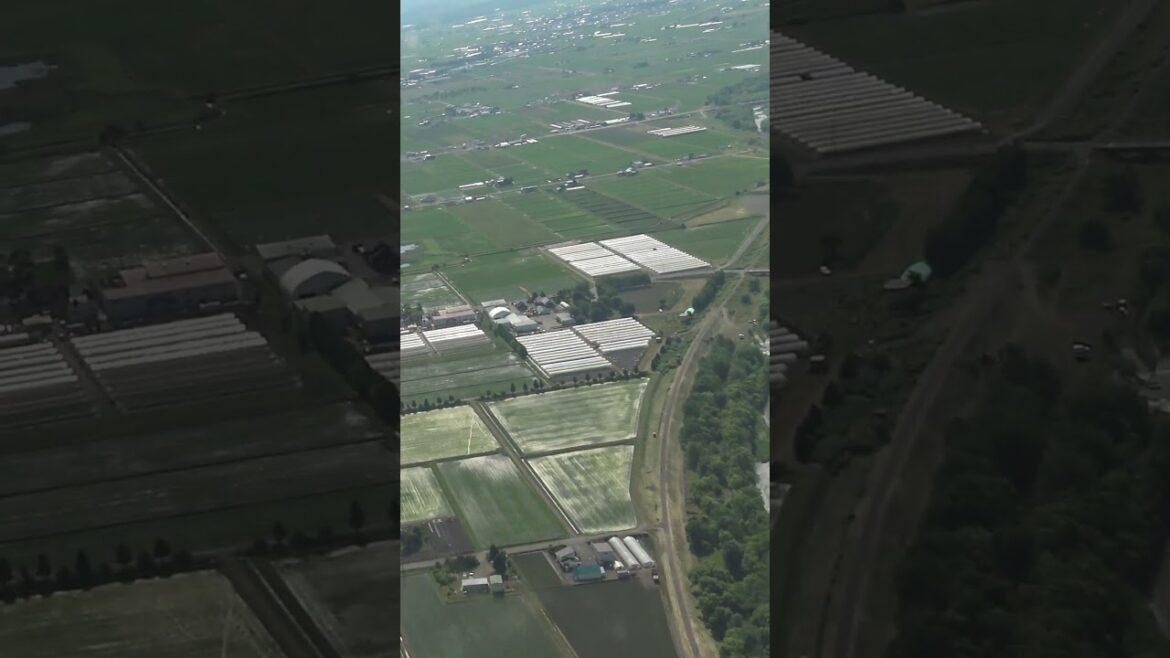 着陸態勢に入り機体が旋回して主翼が傾き視界を覆う 旭川空港行きAIRDO-B767機内窓からの景色