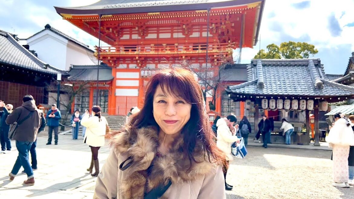 Walk from Kyoto Shijo Station to Yasaka Shrine -京都四条駅から八坂神社まで歩く (English Captions)