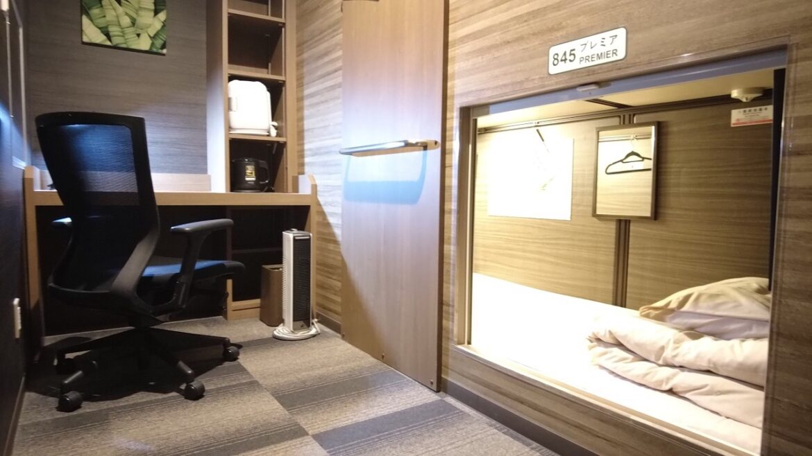 I stayed at a capsule hotel in Japan with free drinks and hot springs 🛌.