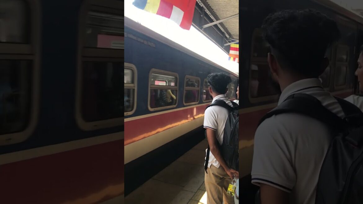ශ්‍රි ලංකාව කෝච්චියේ #travel #train #railway