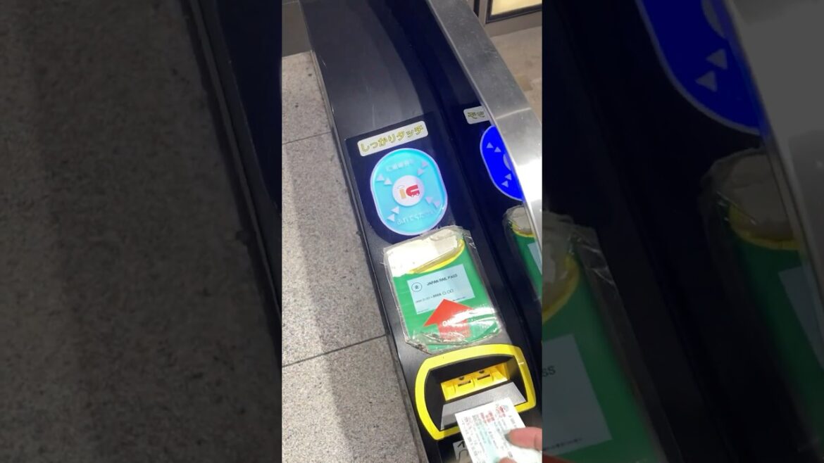 Passing Ticket Gate (JREM EG40, Paper Pass Exit) - JR East (Tokyo Stn), #Japan メカトロニクスEG40 #shorts