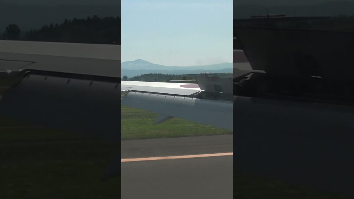 フラップを上下に大きく開きながら旭川空港に着陸するAIRDO-B767機内窓からの景色