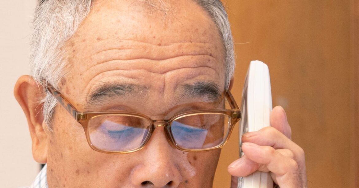 Osaka Prefecture bans seniors from talking on the phone while using ATMs Osaka Prefecture bans seniors from talking on the phone while using ATMs