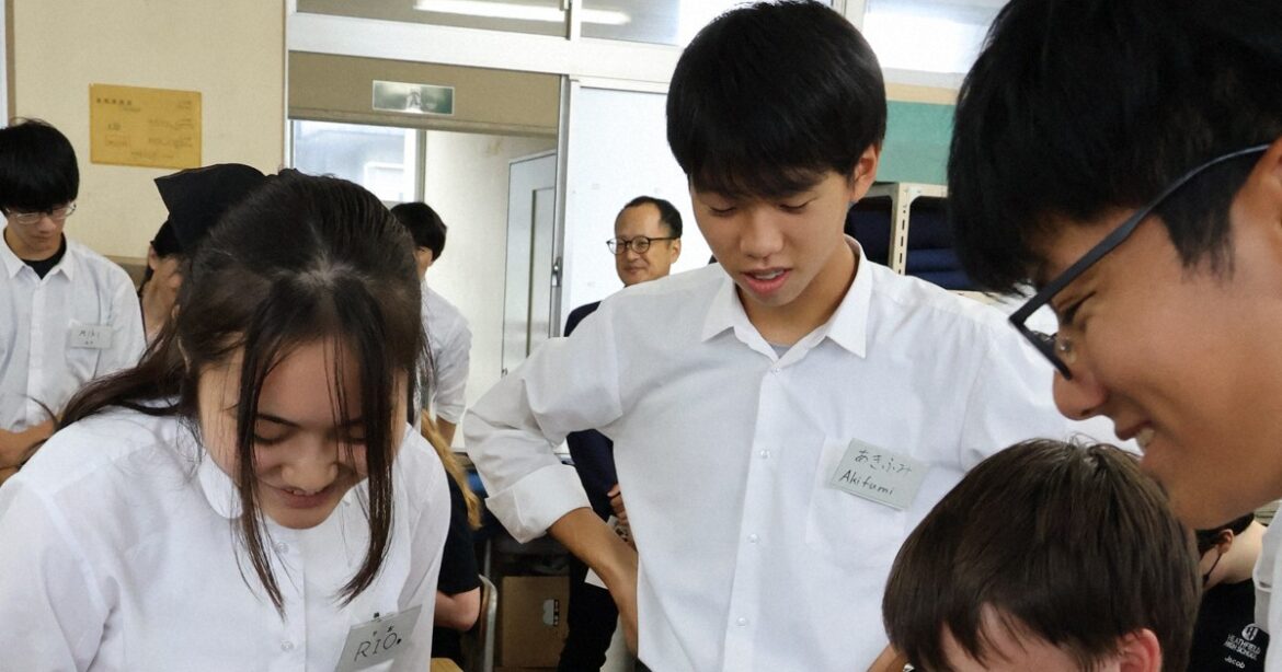 Australian students try hand at Japanese calligraphy, tea ceremony in Kyoto Pref. visit