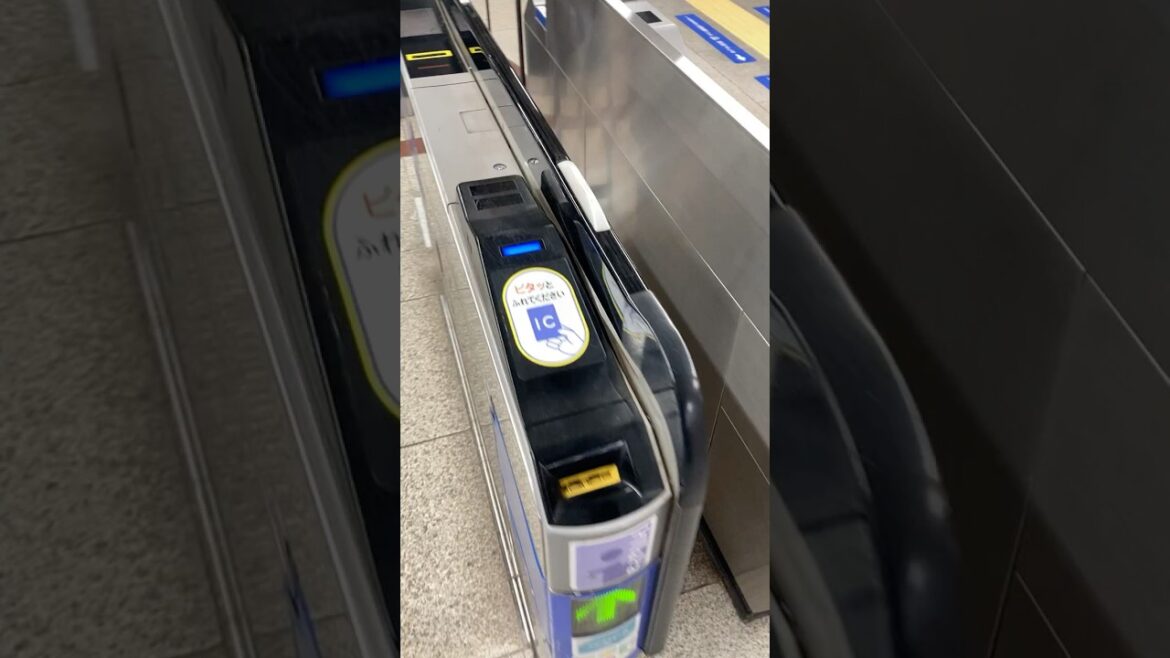 Passing Ticket Gate (Toshiba 東芝 EG-2000, IC Card Entry) - Kobe Subway, #Japan #神戸市営地下鉄 自動改札機 #shorts