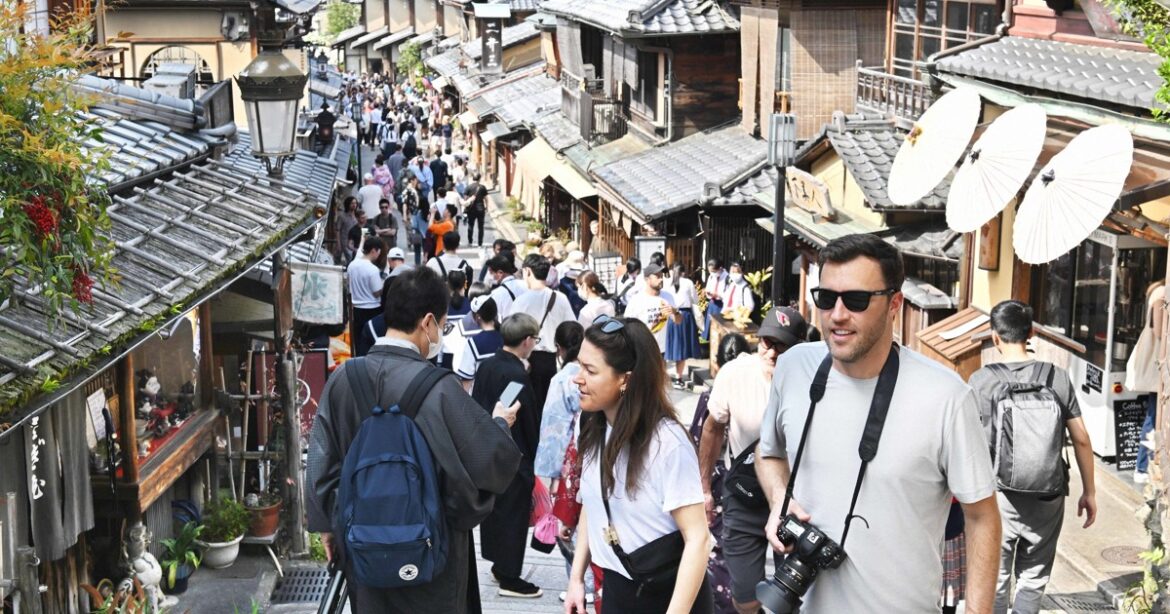 Kyoto Pref. tourists hit record 75M in 2023, surpassing pre-COVID level