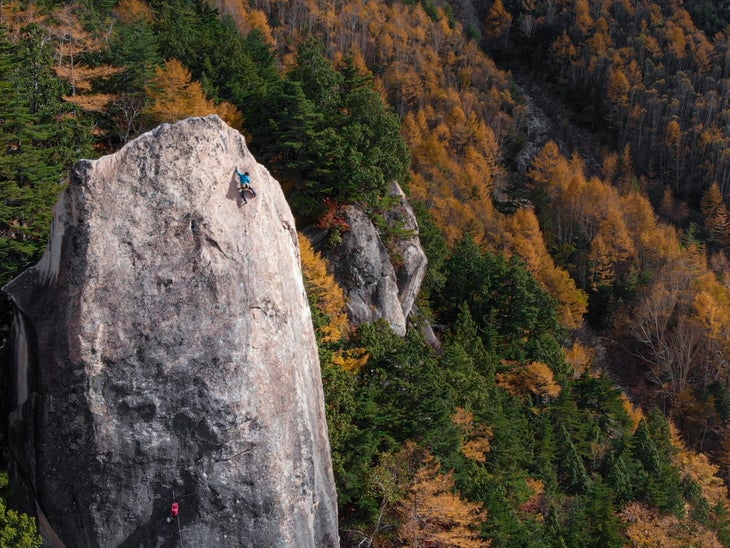 Keita Kurakami climbs granite spire in Japan.