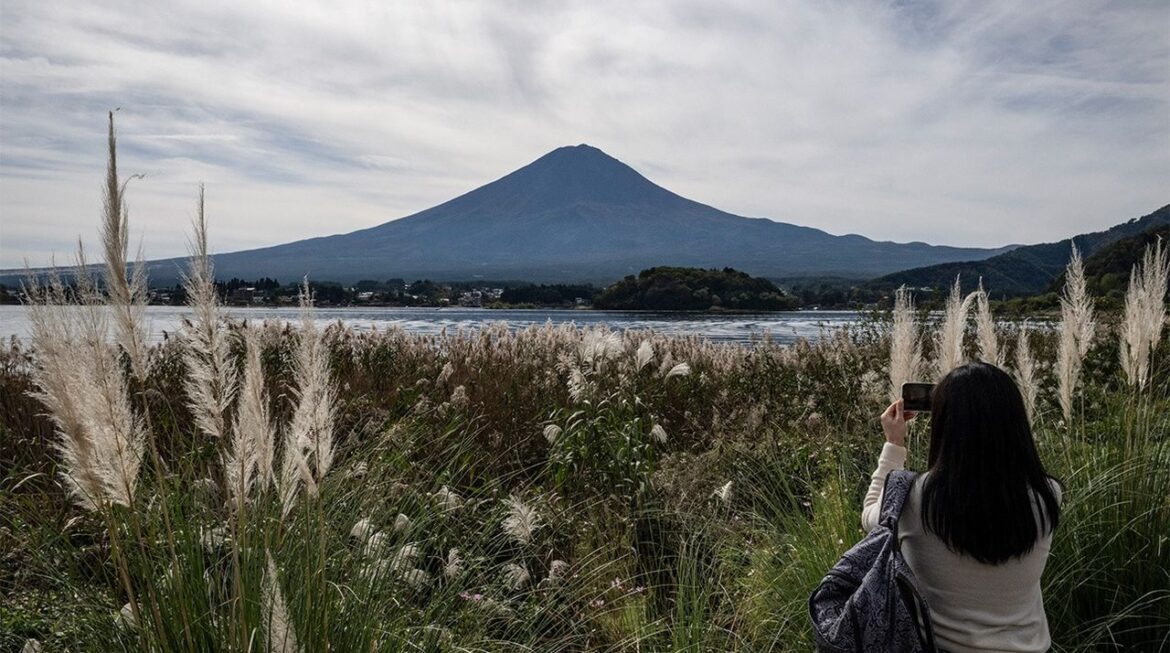 Mount Fuji Still Snowless in November