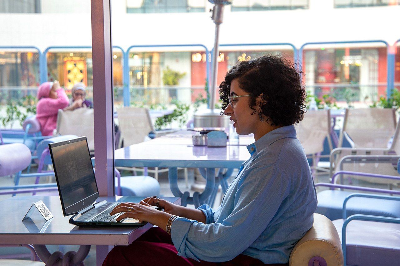 Rana Seif in a Cairo café. (© Menna El-Azzamy)
