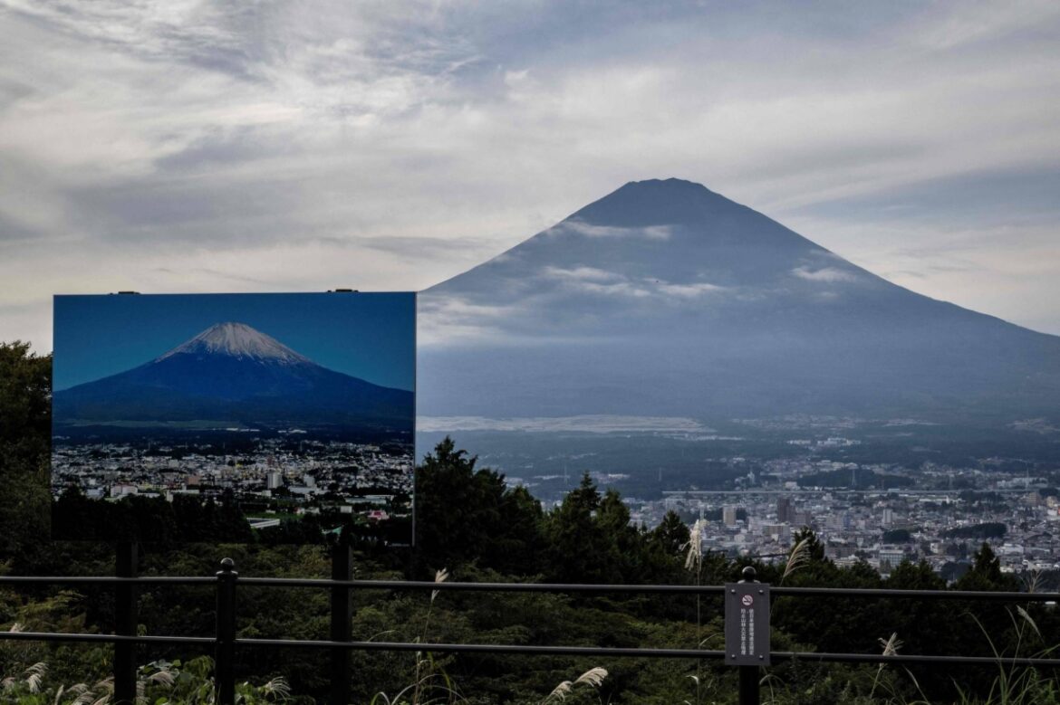 Shizuoka considers charging each Mount Fuji climber up to ¥5,000