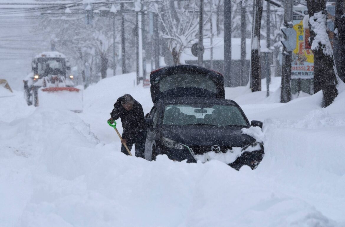 Heavy snow in Japan to persist through Sunday, disrupting travel Heavy snow in Japan to persist through Sunday, disrupting travel