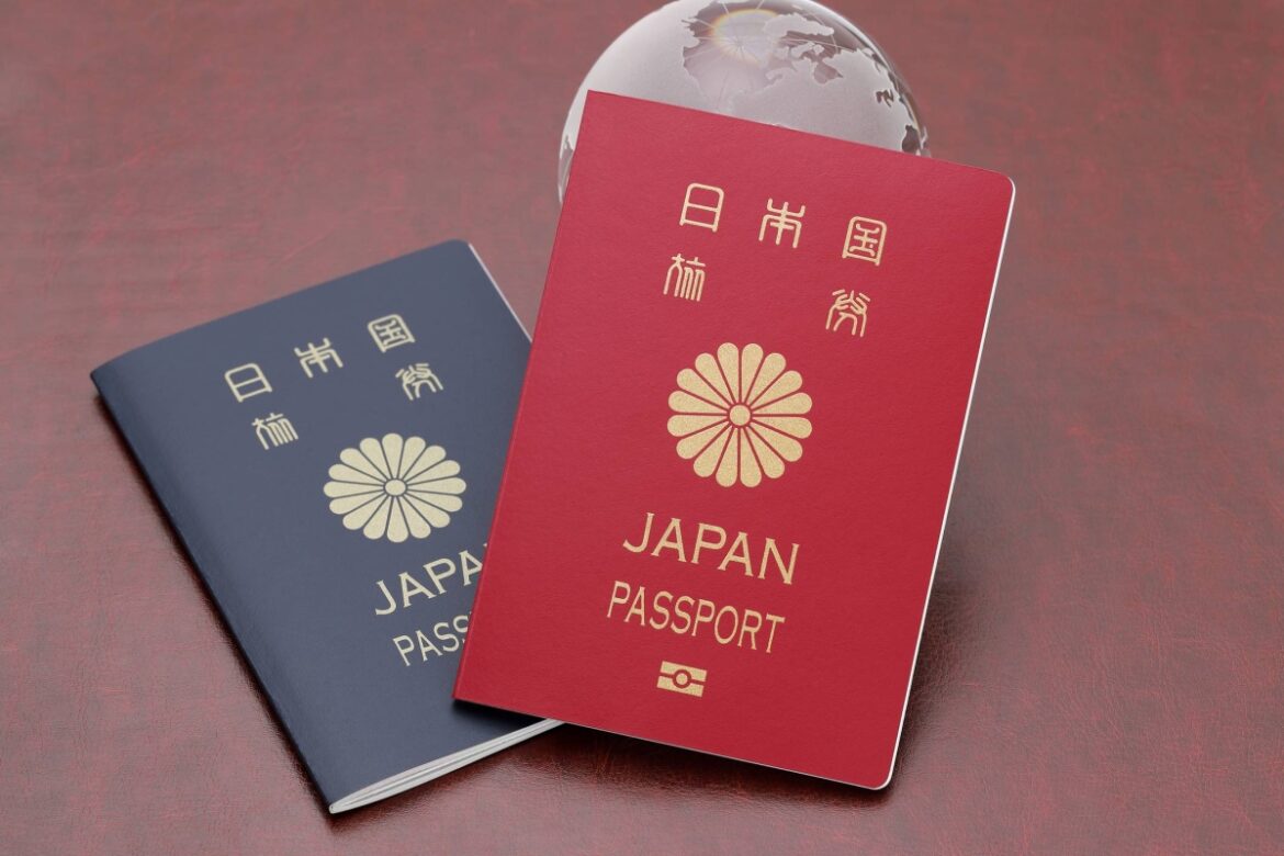 Applications for forgery-proof passports start in Japan