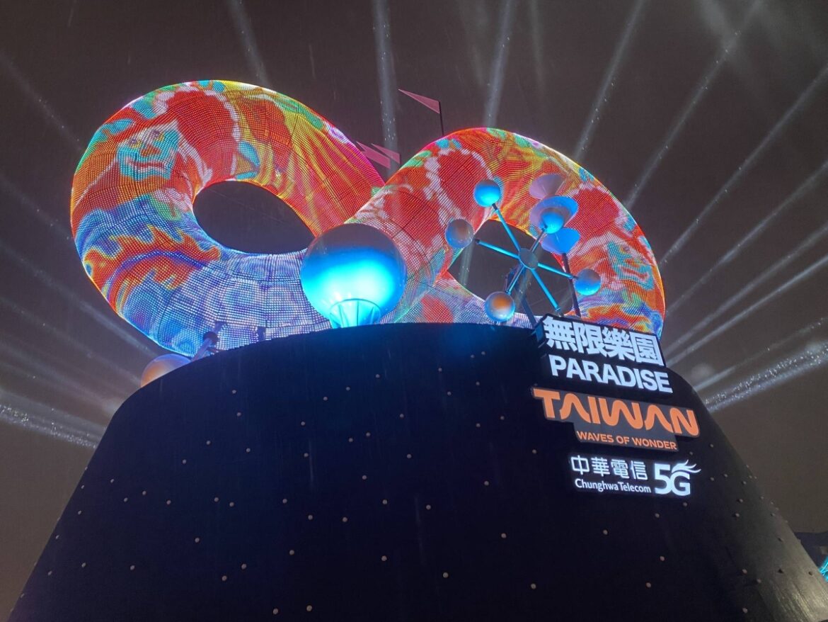 Lantern festival lights up skies in Taiwan with Japanese flair