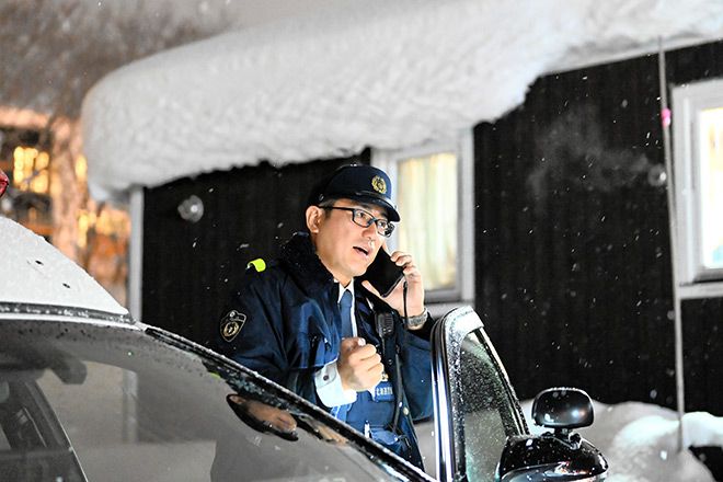 Police officer fluent in English serves tourists in snowy Hokkaido Photo/Illutration