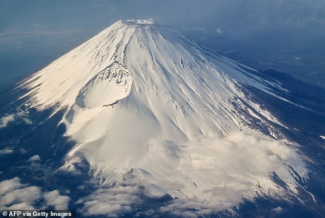 On average, snow forms on Mount Fuji by October 5 and remains in place for most of the year. However, there is still no snow - more than 20 days later than normal