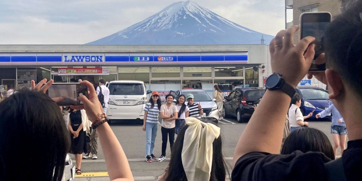 Japanese town with near-perfect shot of Mount Fuji hates tourists so much it’s building a giant black billboard to block the view Japanese town with near-perfect shot of Mount Fuji hates tourists so much it’s building a giant black billboard to block the view